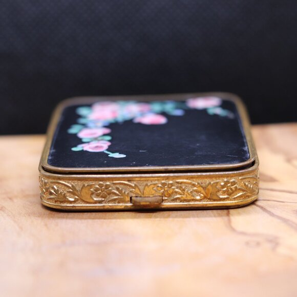 Rare Vintage Foster Black Enamel Compact with Pink Roses & Gold-Tone Etched Edge - Picture 9 of 13